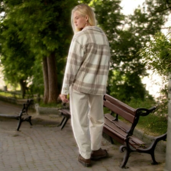 NWT - AMERICAN EAGLE CREAM PLAID FLEECE OVERSIZED - SIZE L - Picture 3 of 9